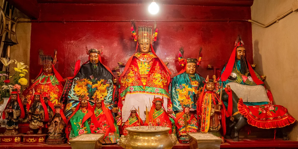  Man Mo Temple – A Tranquil Cultural Retreat