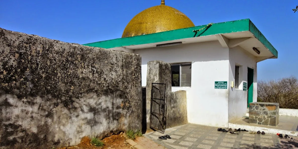 Visit the Tomb of Prophet Ayoub (Job)