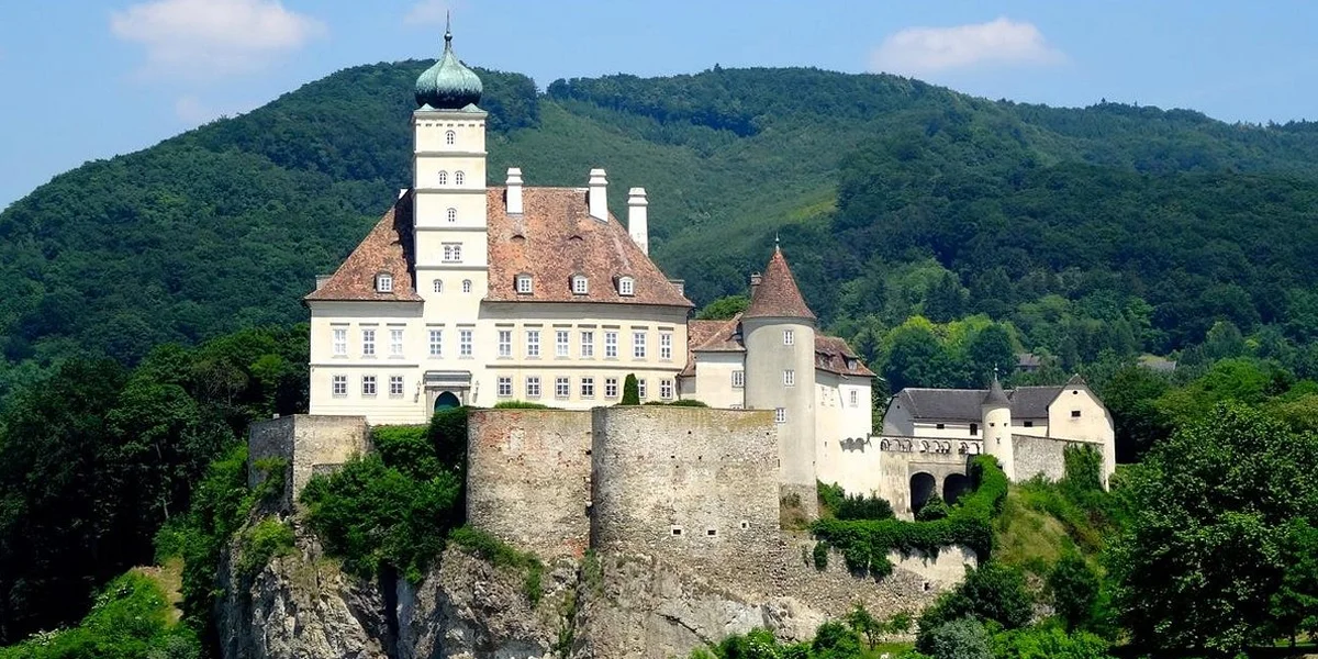 10. Wachau Valley – Wine and Castles