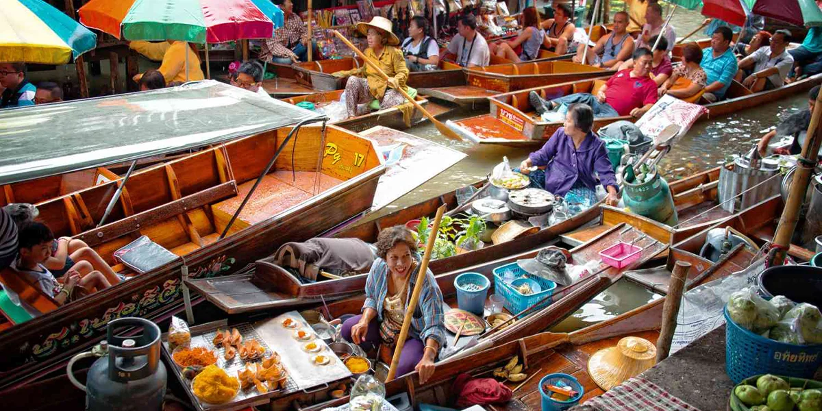 6. Damnoen Saduak Floating Market.