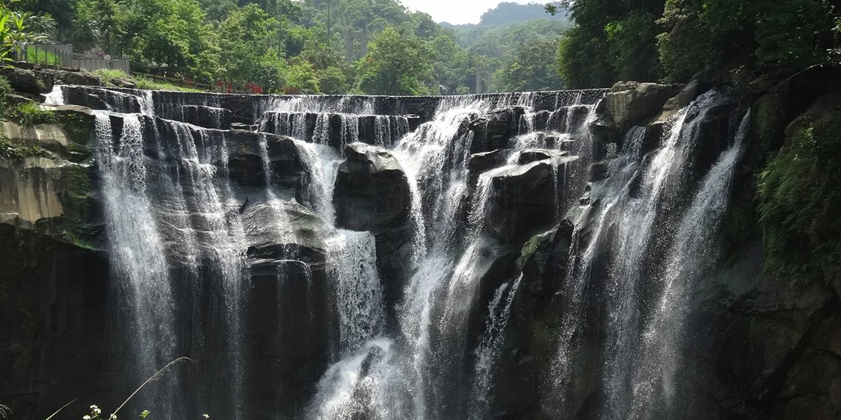 Pingxi and Shifen Waterfall – Sky Lanterns and Nature